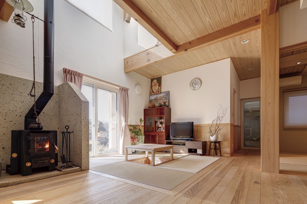 自在鉤と網代天井が印象的な、木の温もりに包まれる住まい - photo 3