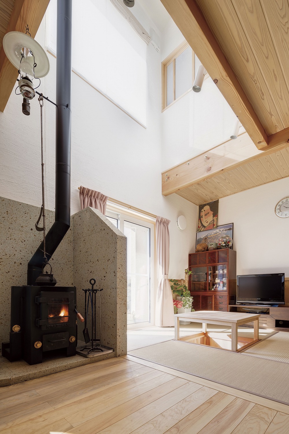 自在鉤と網代天井が印象的な、木の温もりに包まれる住まい - photo 4