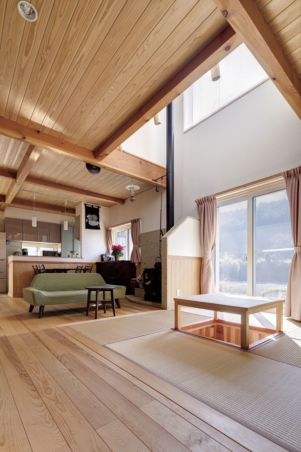 自在鉤と網代天井が印象的な、木の温もりに包まれる住まい - photo 5