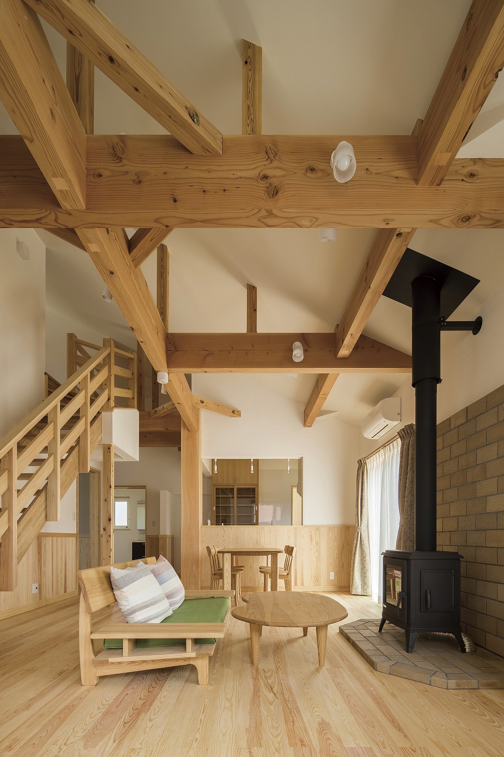 ステンレスキッチンと木製階段が調和する、平屋の開放空間 - photo 2