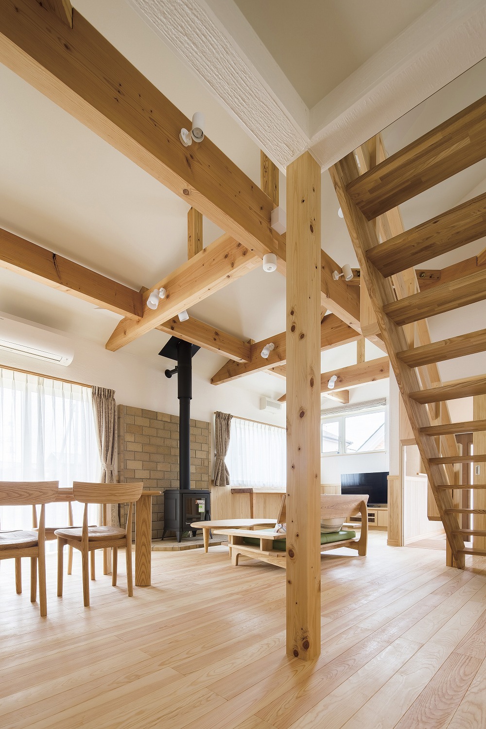 ステンレスキッチンと木製階段が調和する、平屋の開放空間 - photo 4