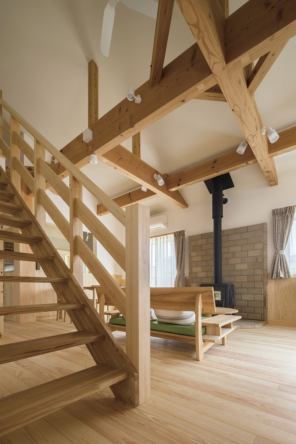 ステンレスキッチンと木製階段が調和する、平屋の開放空間 - photo 6