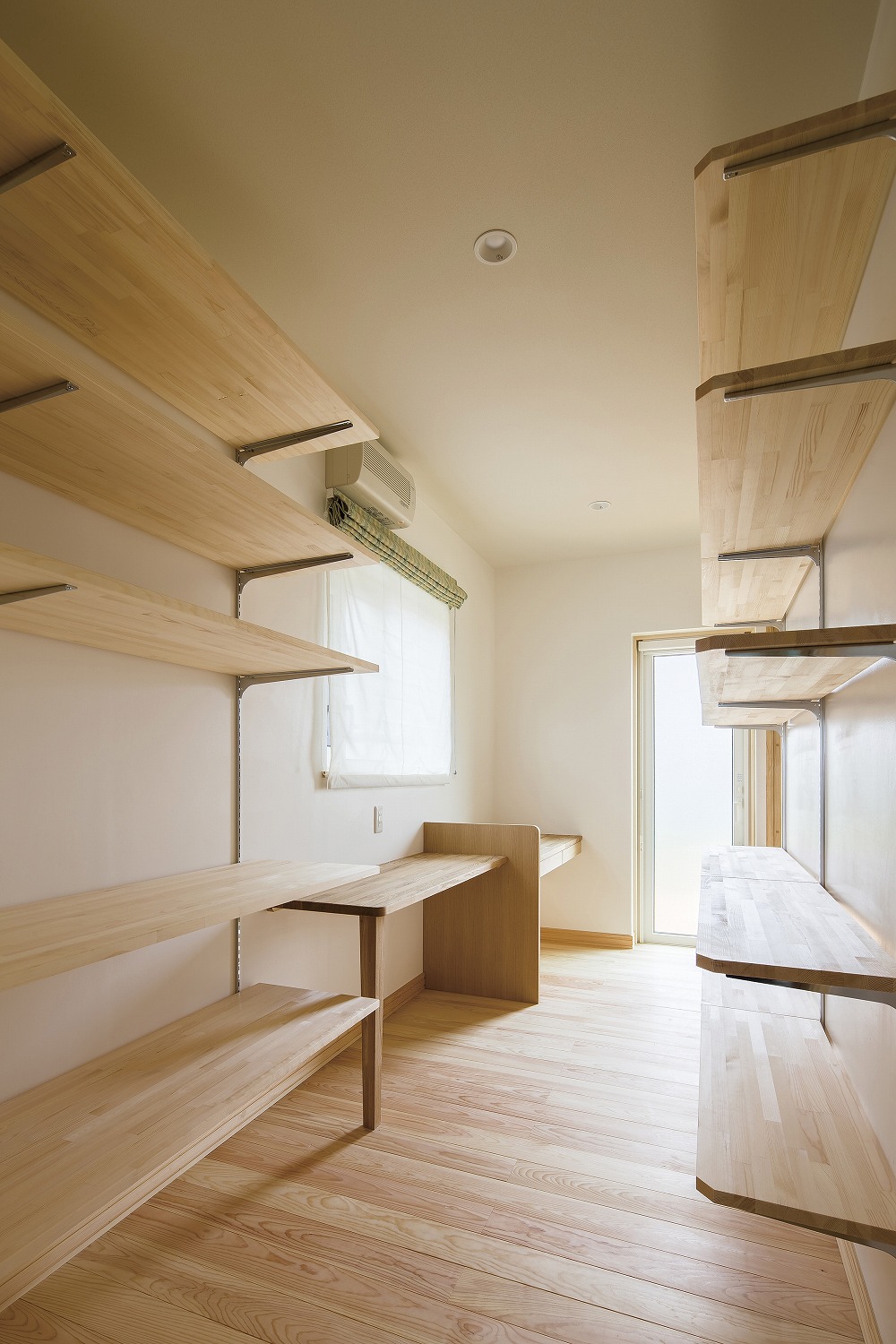 ステンレスキッチンと木製階段が調和する、平屋の開放空間 - photo 7