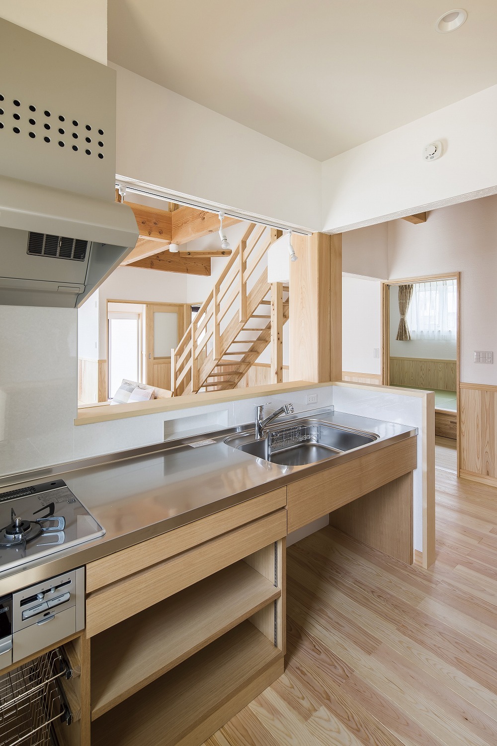 ステンレスキッチンと木製階段が調和する、平屋の開放空間 - photo 9