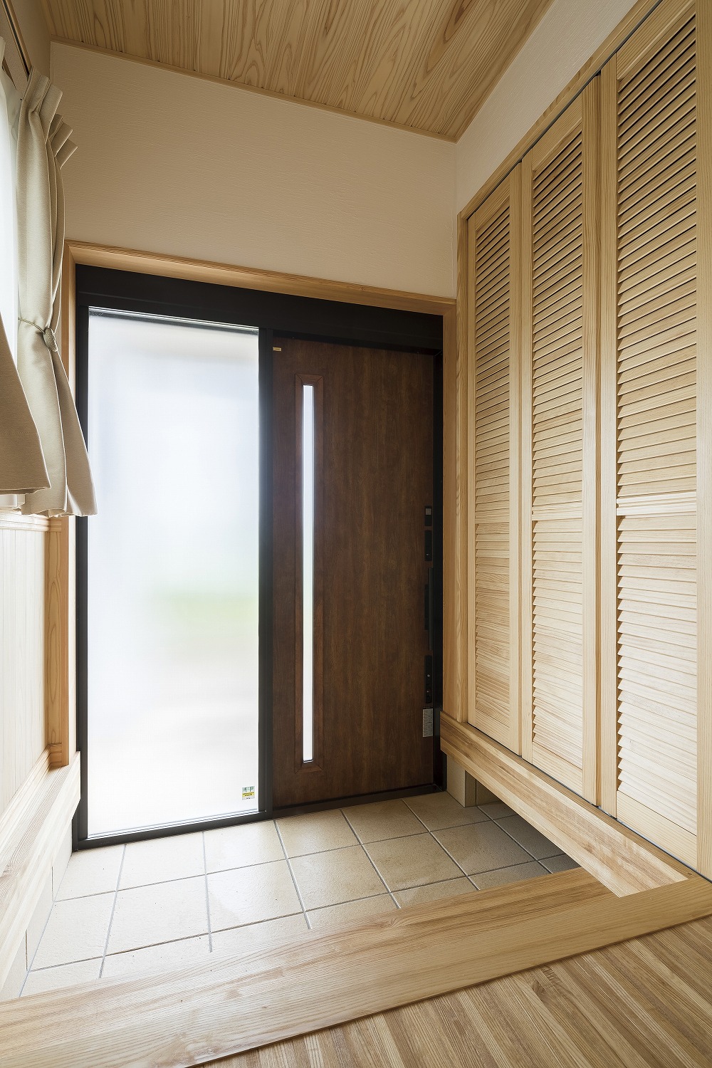 ダークブラウンのダイニングセットが映える、白と木のコントラスト住宅 - photo 7