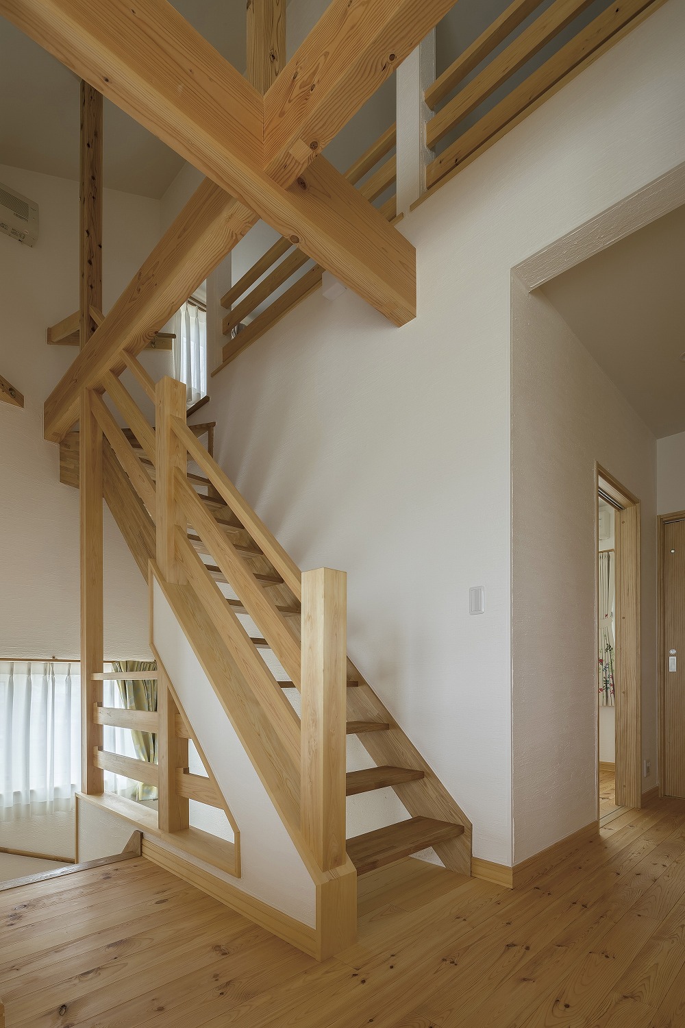 ダークブラウンのダイニングセットが映える、白と木のコントラスト住宅 - photo 9