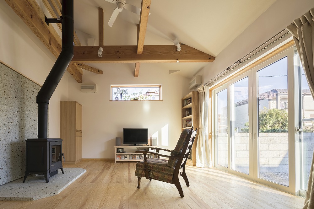 革製ソファとチェック柄のアームチェアが彩る、くつろぎのリビング - photo 1