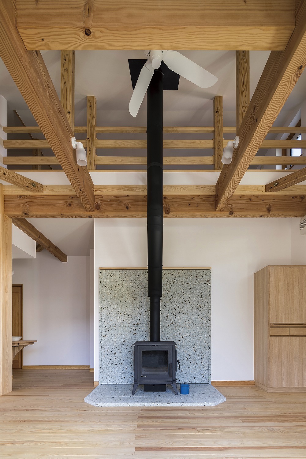 革製ソファとチェック柄のアームチェアが彩る、くつろぎのリビング - photo 2