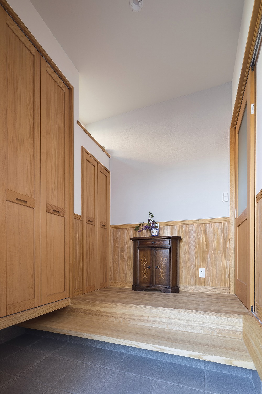 革製ソファとチェック柄のアームチェアが彩る、くつろぎのリビング - photo 7