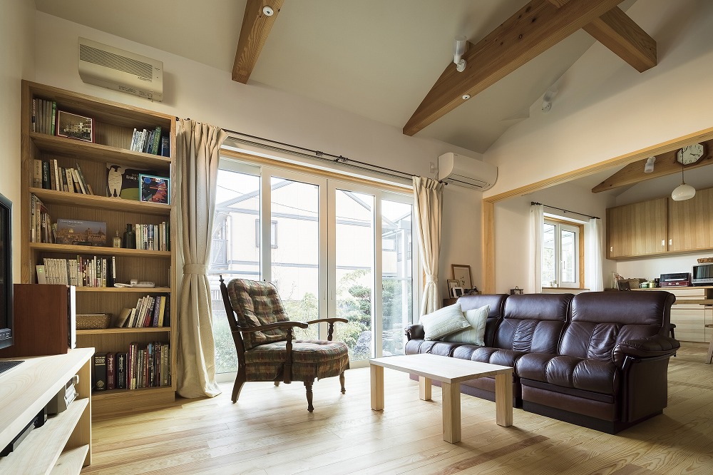 革製ソファとチェック柄のアームチェアが彩る、くつろぎのリビング - photo 8