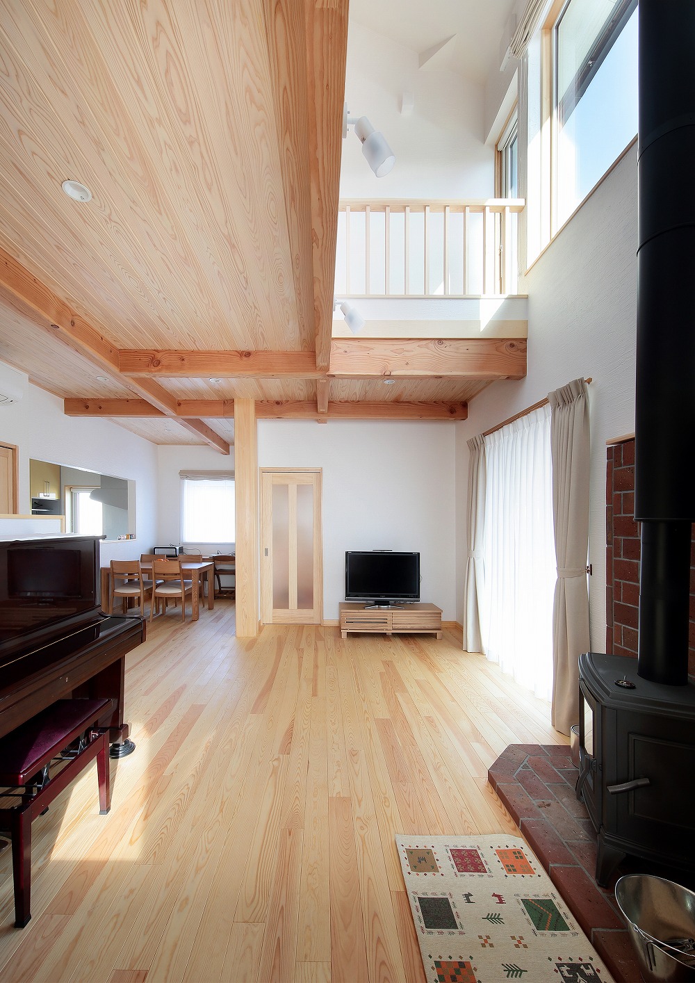 グランドピアノが置かれた、音楽と暮らしが調和する住まい - photo 3