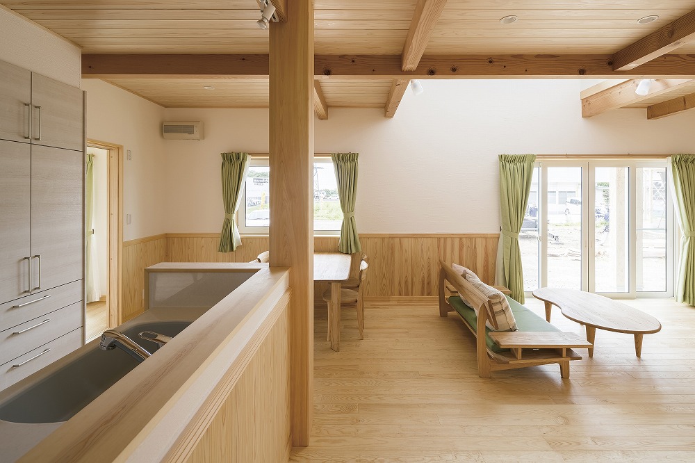 セージグリーンの壁とすだれ天井が印象的な和室のある住まい - photo 1