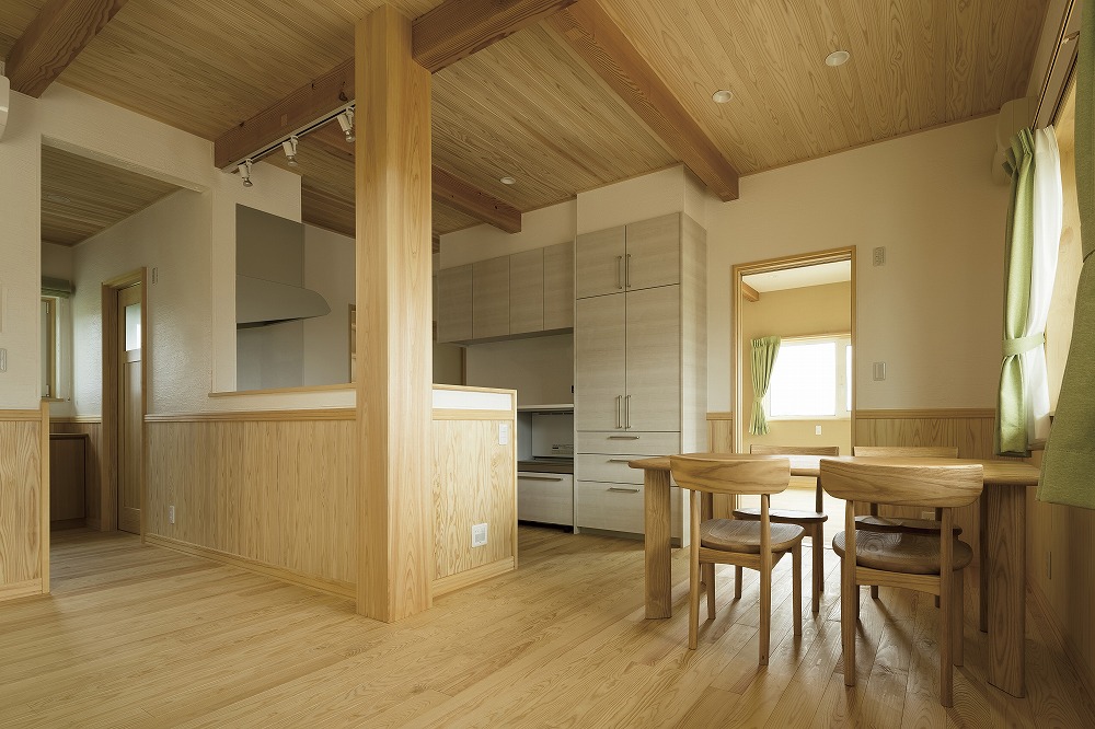 セージグリーンの壁とすだれ天井が印象的な和室のある住まい - photo 3