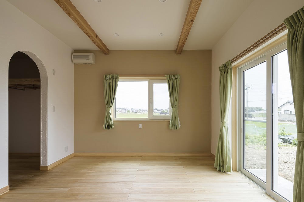 セージグリーンの壁とすだれ天井が印象的な和室のある住まい - photo 4