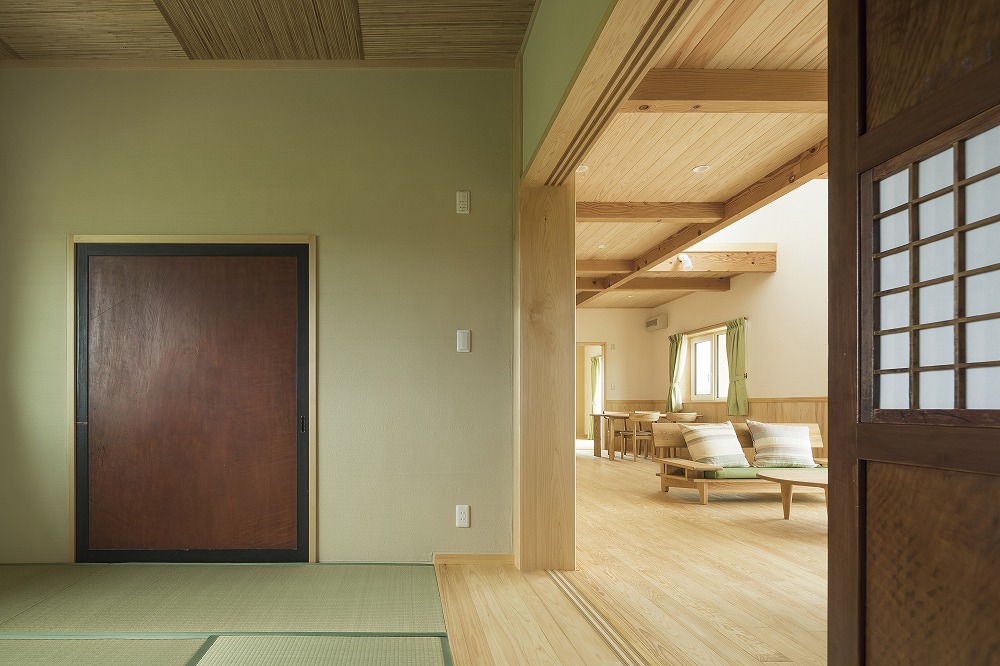 セージグリーンの壁とすだれ天井が印象的な和室のある住まい - photo 5