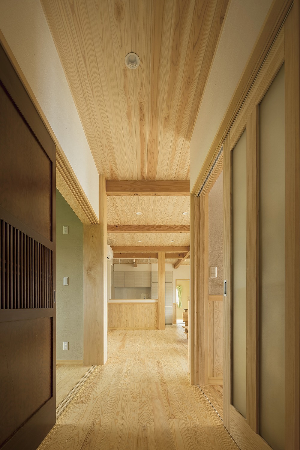 セージグリーンの壁とすだれ天井が印象的な和室のある住まい - photo 6