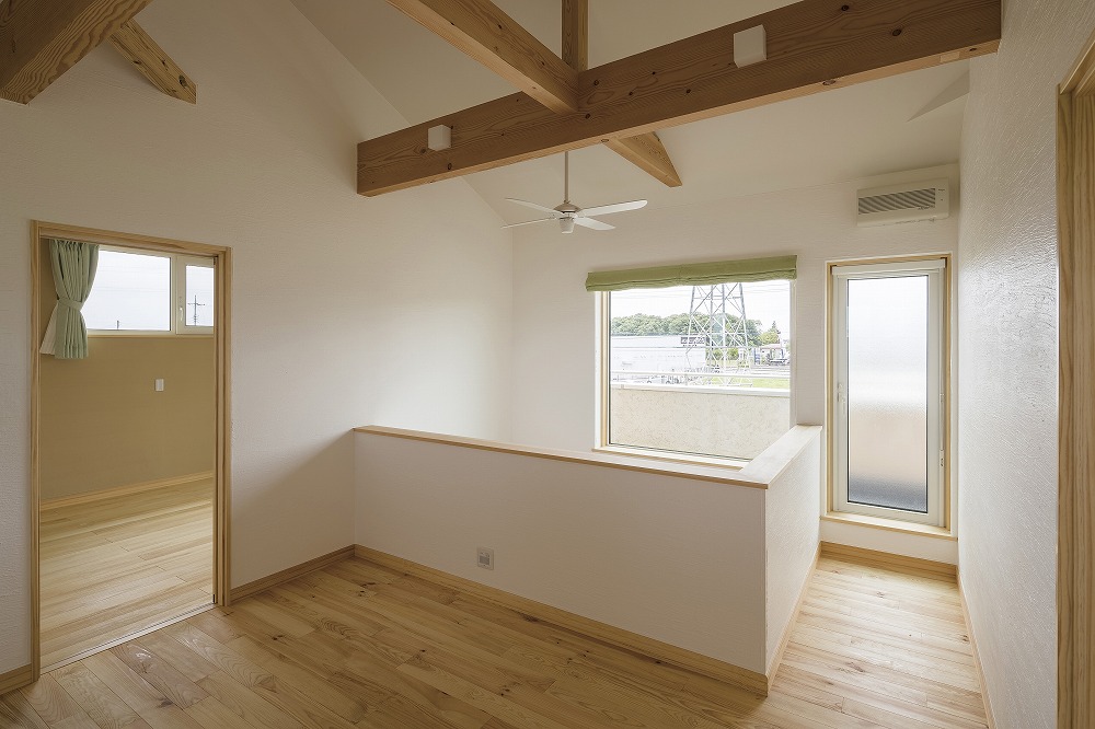 セージグリーンの壁とすだれ天井が印象的な和室のある住まい - photo 8