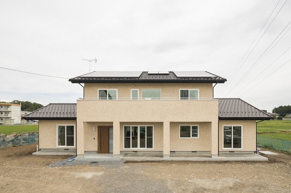 セージグリーンの壁とすだれ天井が印象的な和室のある住まい - photo 11