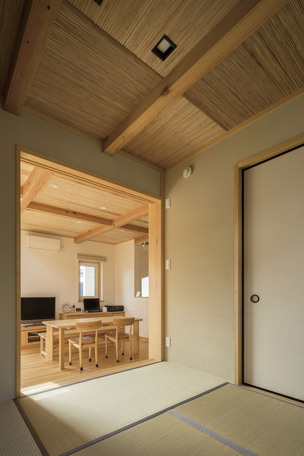 ラウンジチェアとワークスペースが一体となった多機能LDKの家 - photo 3