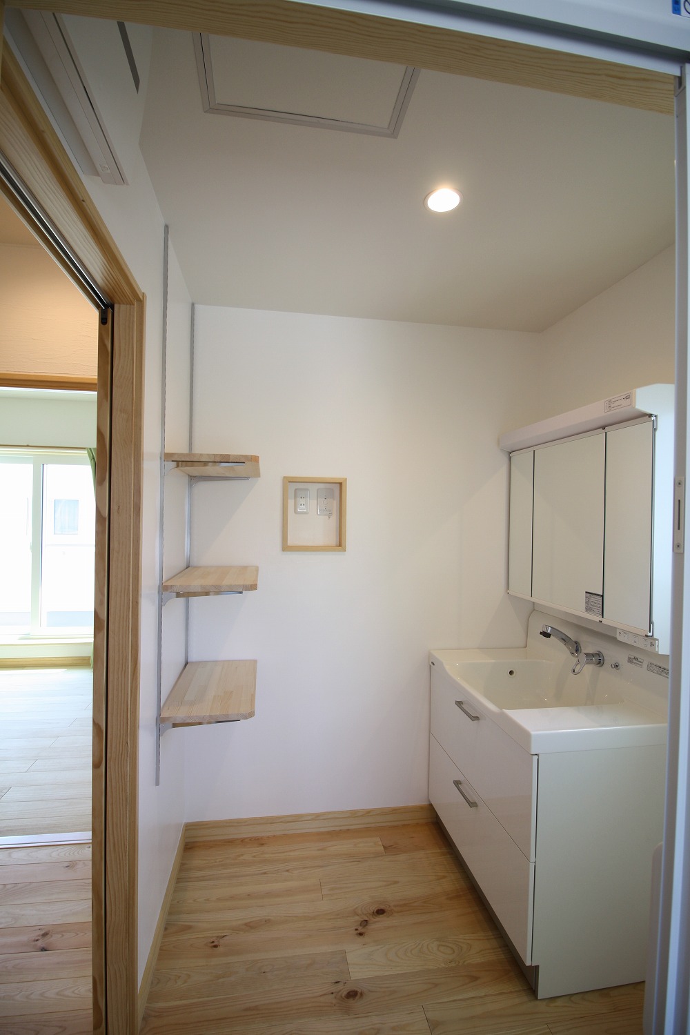 ラウンジチェアとワークスペースが一体となった多機能LDKの家 - photo 9