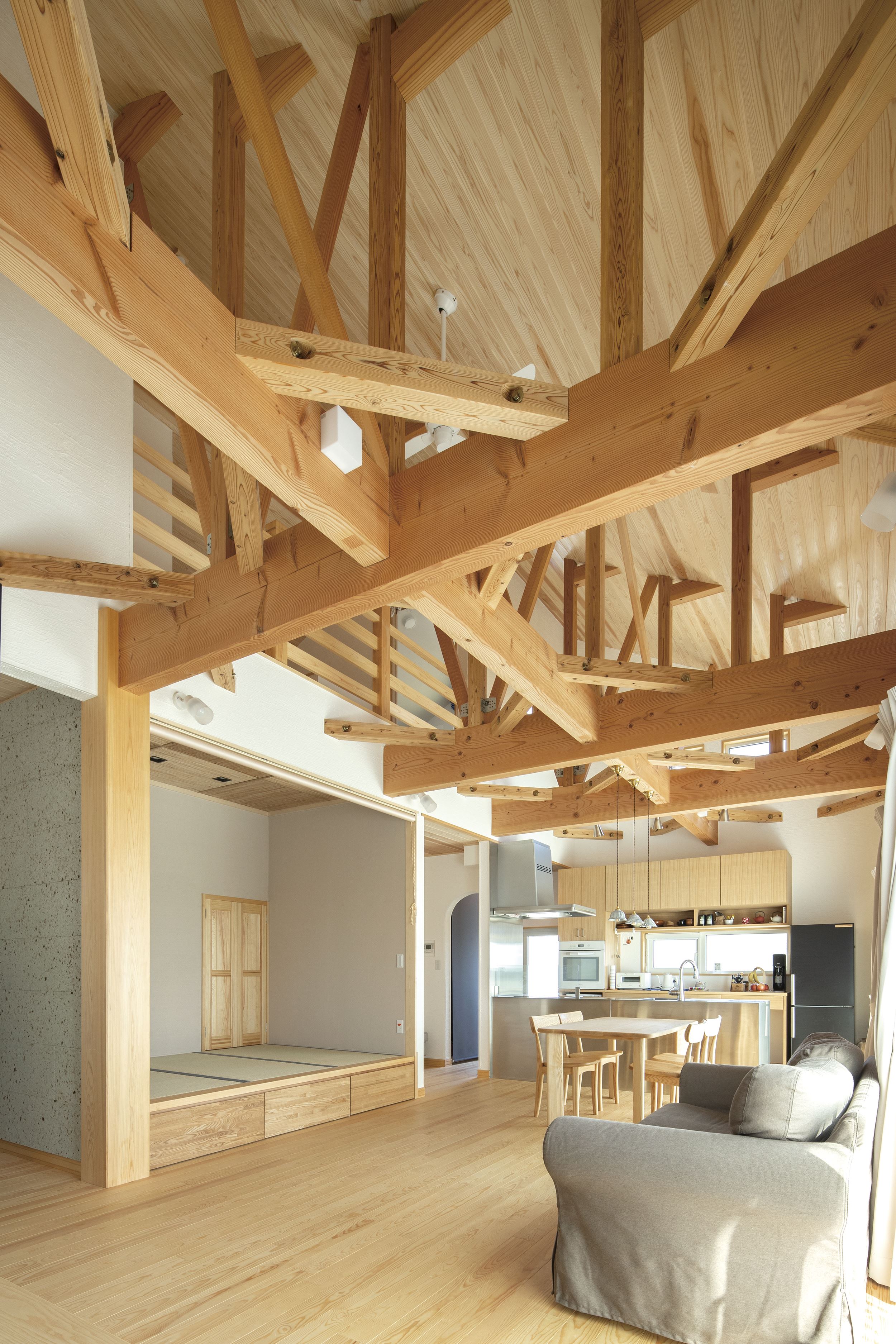 構造美と実用性が調和するステンレスキッチンのカーボンニュートラルハウス - photo 3