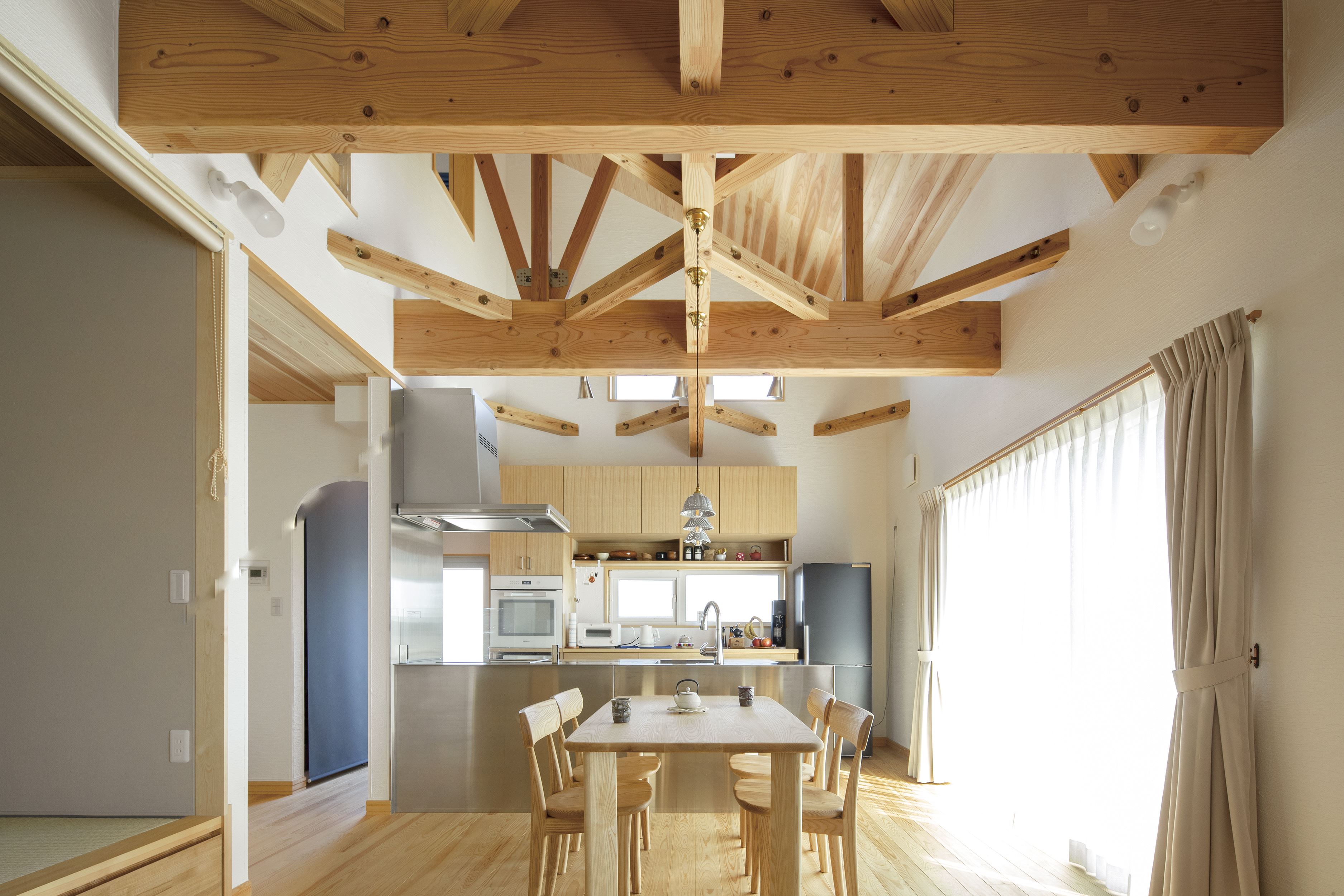 構造美と実用性が調和するステンレスキッチンのカーボンニュートラルハウス - photo 5