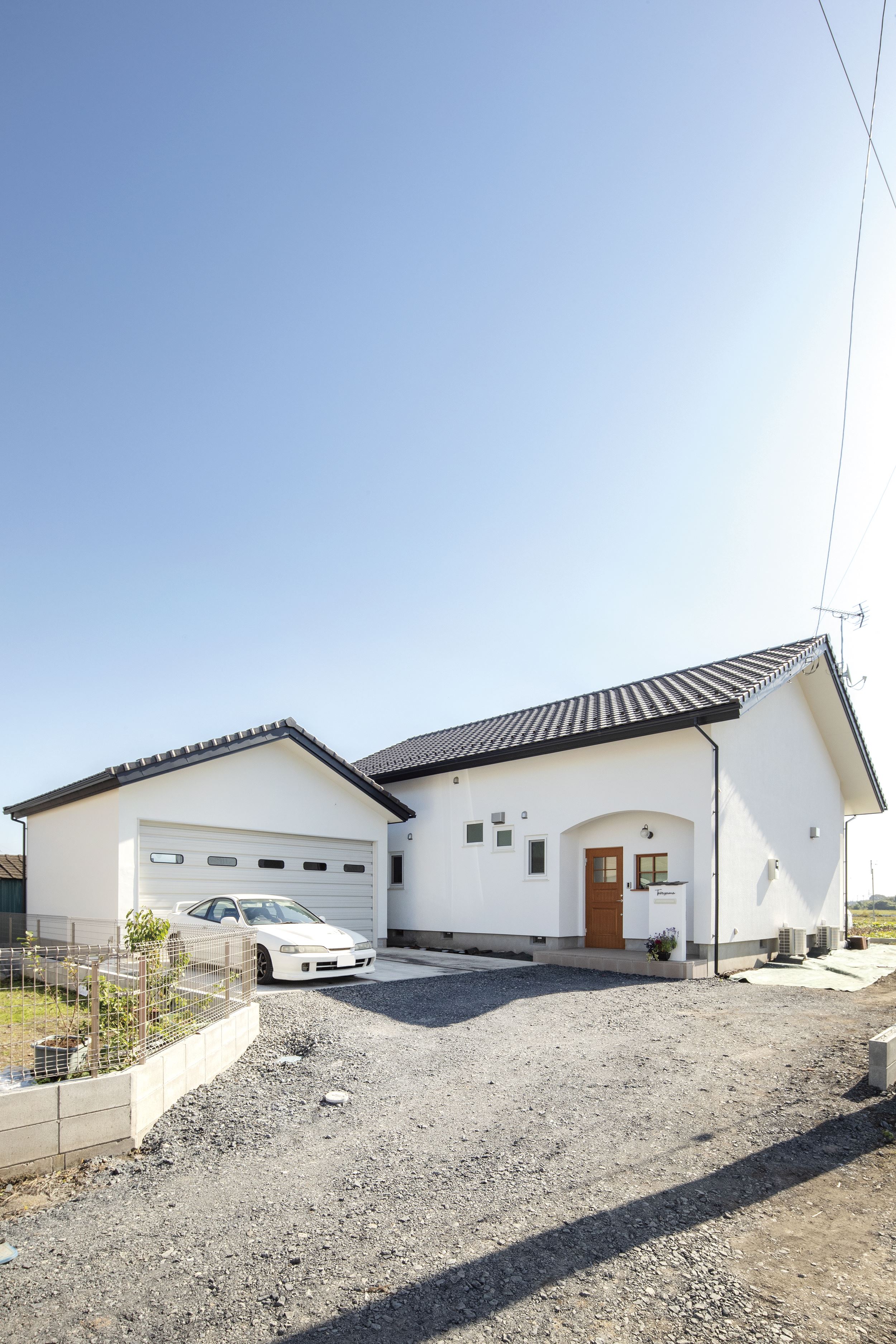 構造美と実用性が調和するステンレスキッチンのカーボンニュートラルハウス - photo 1