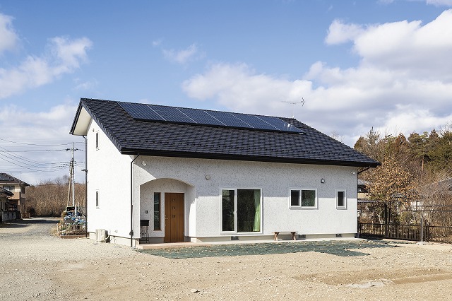 大容量のオープンシェルフが整然と並ぶ、実用的な収納空間 - photo 1