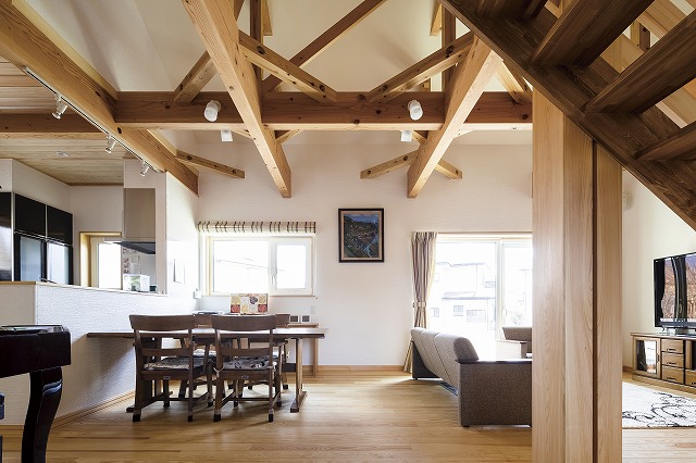 大容量のオープンシェルフが整然と並ぶ、実用的な収納空間 - photo 2