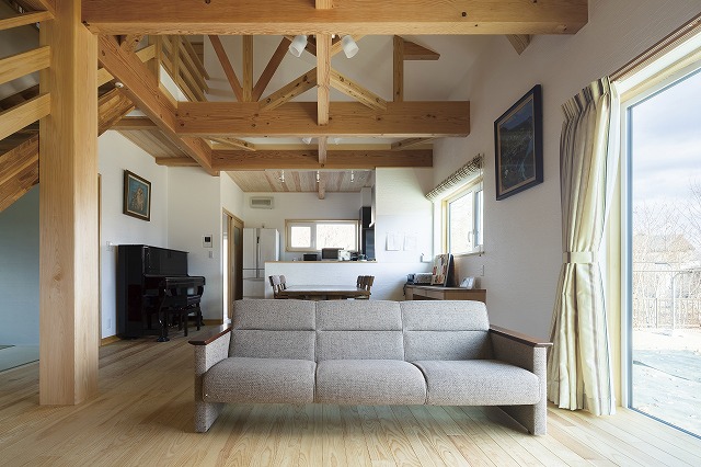 大容量のオープンシェルフが整然と並ぶ、実用的な収納空間 - photo 4