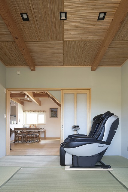 大容量のオープンシェルフが整然と並ぶ、実用的な収納空間 - photo 6