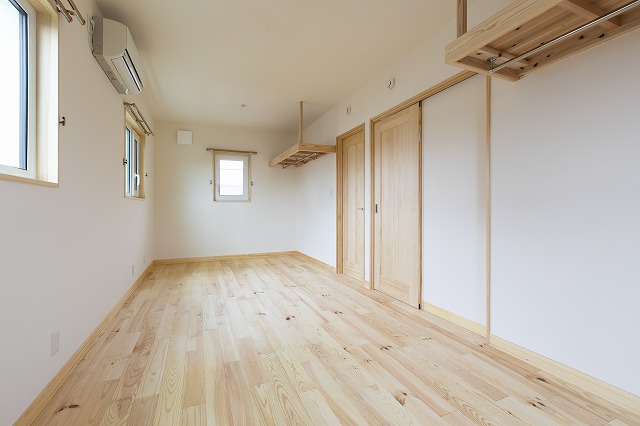 天窓が光を導く、可動式オープンシェルフが整然と並ぶ住まい - photo 2