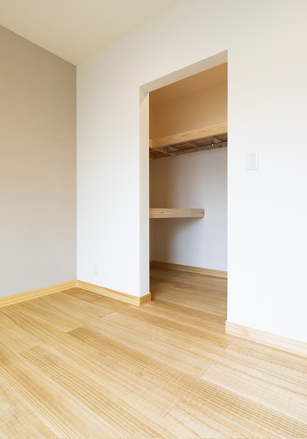 天窓が光を導く、可動式オープンシェルフが整然と並ぶ住まい - photo 3