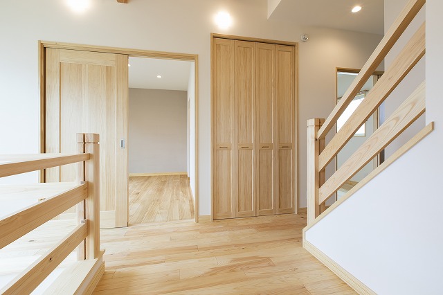 天窓が光を導く、可動式オープンシェルフが整然と並ぶ住まい - photo 4