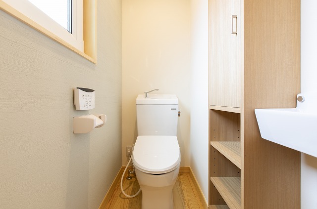 天窓が光を導く、可動式オープンシェルフが整然と並ぶ住まい - photo 7