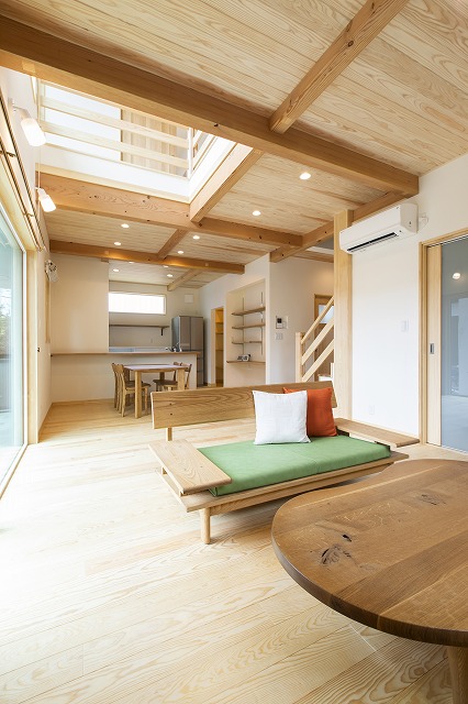 天窓が光を導く、可動式オープンシェルフが整然と並ぶ住まい - photo 9