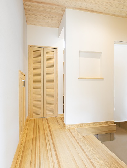 天窓が光を導く、可動式オープンシェルフが整然と並ぶ住まい - photo 12