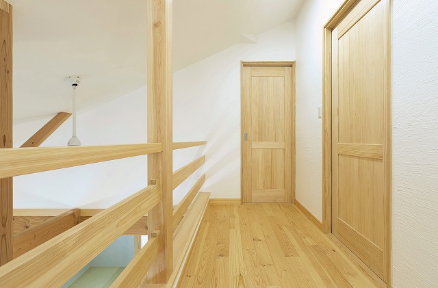 腰高の木製パーティションで仕切る、開放的なダイニングキッチン - photo 2