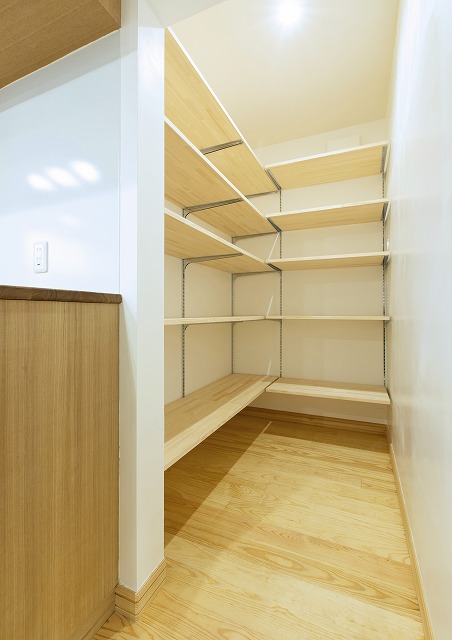 腰高の木製パーティションで仕切る、開放的なダイニングキッチン - photo 6