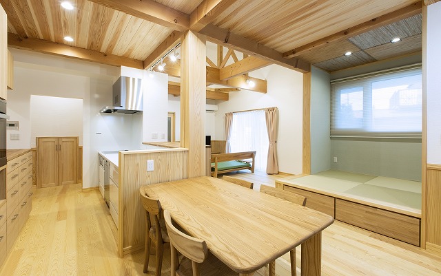 腰高の木製パーティションで仕切る、開放的なダイニングキッチン - photo 9