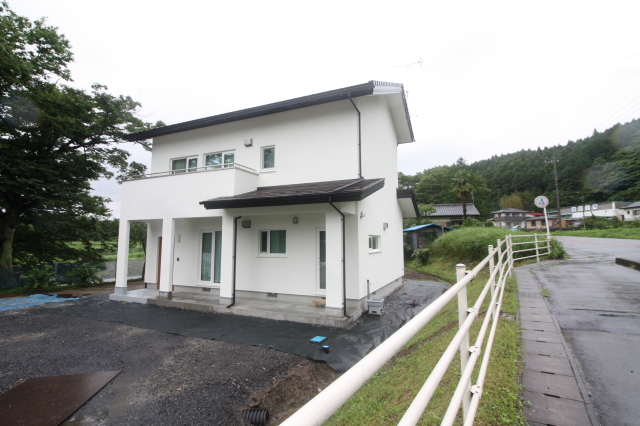 木製家具で統一されたシンプルで機能的なナチュラルハウス - photo 1