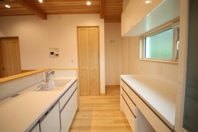 木製家具で統一されたシンプルで機能的なナチュラルハウス - photo 2