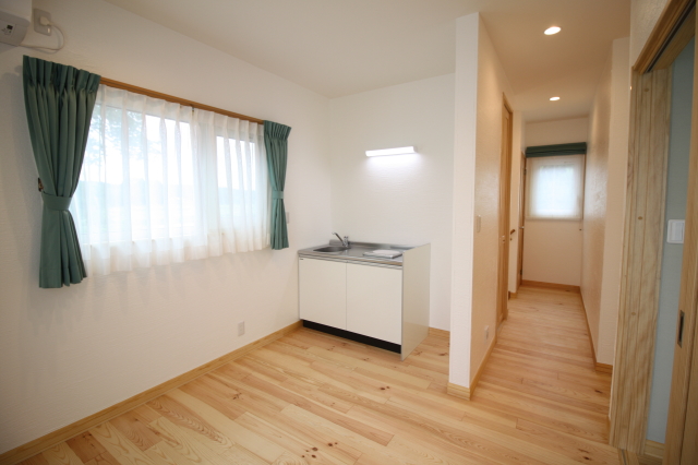 木製家具で統一されたシンプルで機能的なナチュラルハウス - photo 3