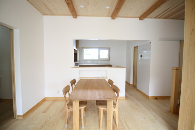 鎖樋が印象的な、瓦屋根と白壁が調和する和モダンハウス - photo 1