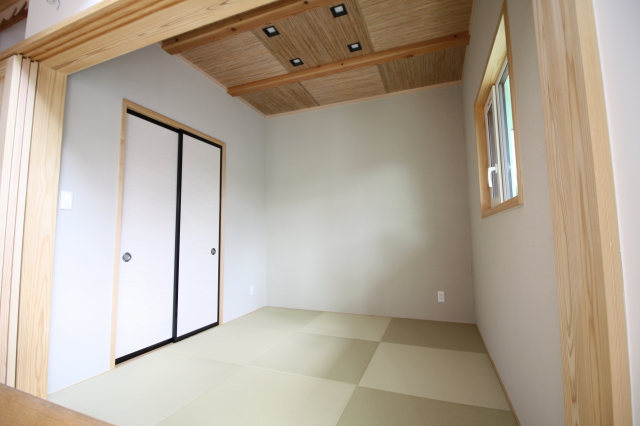 鎖樋が印象的な、瓦屋根と白壁が調和する和モダンハウス - photo 3