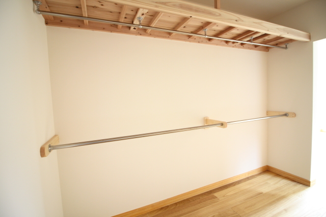 鎖樋が印象的な、瓦屋根と白壁が調和する和モダンハウス - photo 6