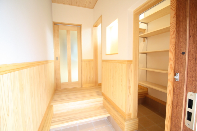 白い外壁とダークグレーの瓦屋根が調和するシンプルモダンな外観 - photo 1