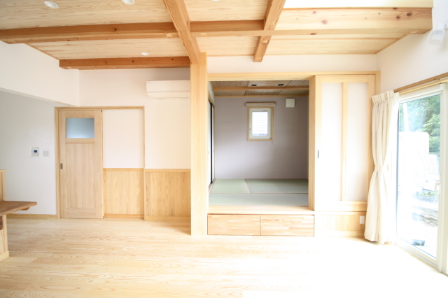 白い外壁とダークグレーの瓦屋根が調和するシンプルモダンな外観 - photo 2