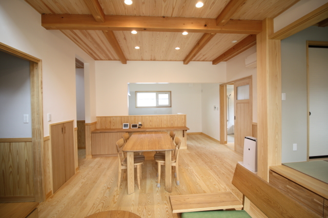 白い外壁とダークグレーの瓦屋根が調和するシンプルモダンな外観 - photo 4