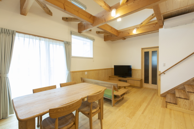 オープンシェルフが並び、自然光が差し込む住まい - photo 1